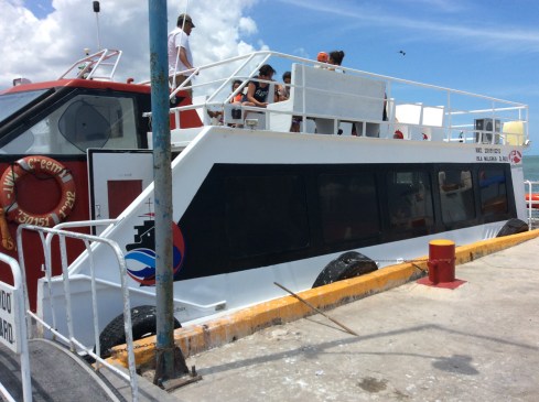 A fun ferry ride with families off to enjoy the final weekend of the Semana Santa vacation.